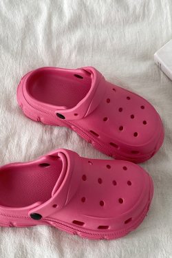 Black Thick-Soled Closed-Toe Hole Shoes for Women - 2025 Summer Outdoor Slippers, Beach Style, Cool Casual Footwear