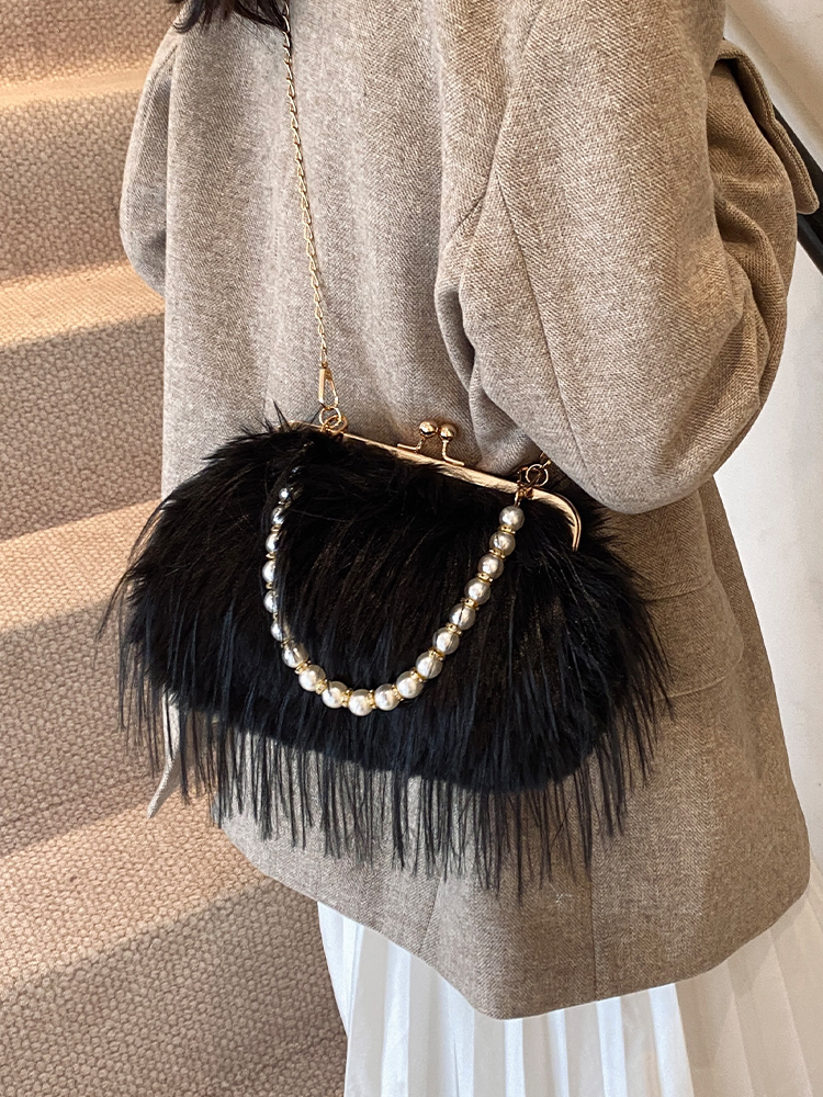 Chic Plush Shoulder Bag with Pearl Handle, Fluffy Design for Women, Spring/Summer 2025 High-End Fashion Accessory Chic Plush Shoulder Bag with Pearl Handle, Fluffy Design for Women, Spring/Summer 2025 High-End Fashion Accessory
