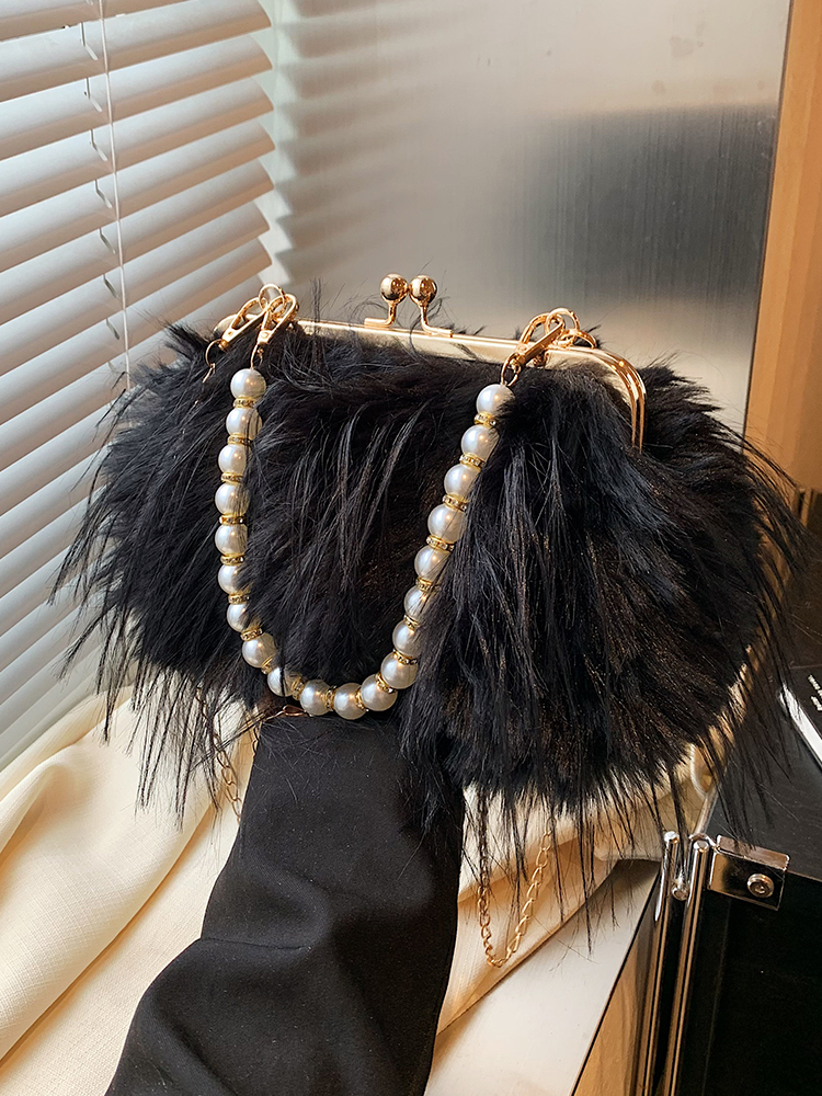 Chic Plush Shoulder Bag with Pearl Handle, Fluffy Design for Women, Spring/Summer 2025 High-End Fashion Accessory Chic Plush Shoulder Bag with Pearl Handle, Fluffy Design for Women, Spring/Summer 2025 High-End Fashion Accessory
