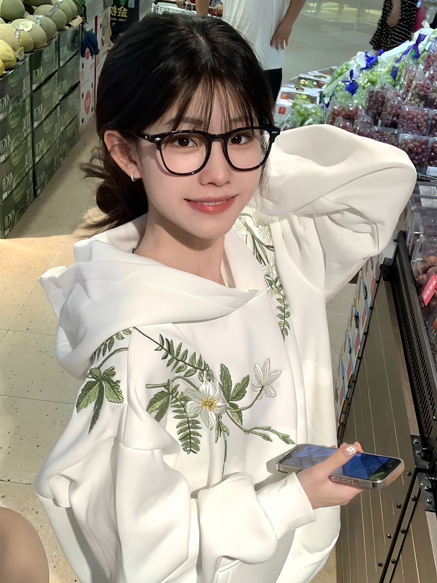 Chinese-Style Floral Wreath Embroidery Hoodie - Y2K Inspired Silhouette Sweatshirt for Trendy Urban Fashion Chinese-Style Floral Wreath Embroidery Hoodie - Y2K Inspired Silhouette Sweatshirt for Trendy Urban Fashion