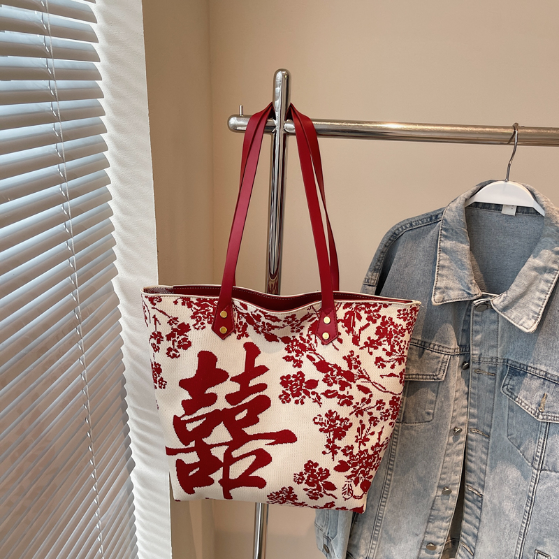 Chinese-Style Red Double Happiness Tote Bag - Large Capacity Shoulder Bag for Weddings and Special Occasions Chinese-Style Red Double Happiness Tote Bag - Large Capacity Shoulder Bag for Weddings and Special Occasions