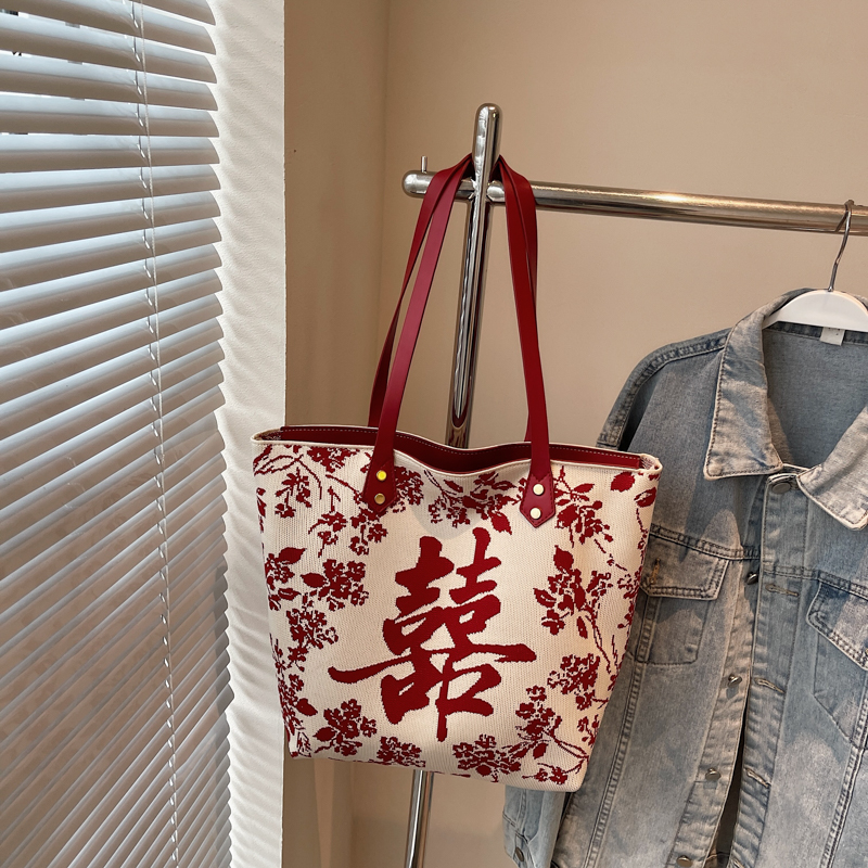 Chinese-Style Red Double Happiness Tote Bag - Large Capacity Shoulder Bag for Weddings and Special Occasions Chinese-Style Red Double Happiness Tote Bag - Large Capacity Shoulder Bag for Weddings and Special Occasions