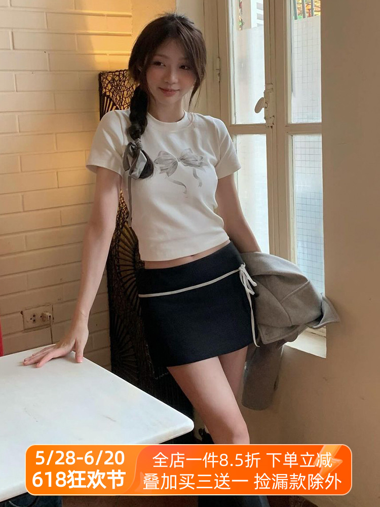 Color-Blocking Black Mini Skirt for Women - Low-Waist, Slim-Fit Korean Style Pencil Skirt, Minimalist Design Color-Blocking Black Mini Skirt for Women - Low-Waist, Slim-Fit Korean Style Pencil Skirt, Minimalist Design