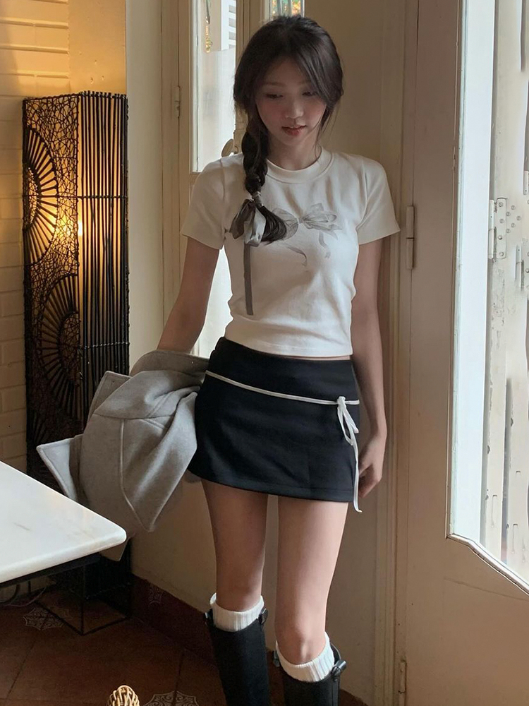 Color-Blocking Black Mini Skirt for Women - Low-Waist, Slim-Fit Korean Style Pencil Skirt, Minimalist Design Color-Blocking Black Mini Skirt for Women - Low-Waist, Slim-Fit Korean Style Pencil Skirt, Minimalist Design