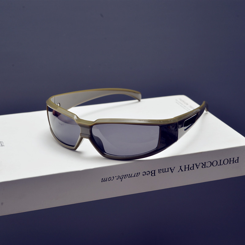 Cyberpunk Futuristic Tech-Style Sunglasses for Men and Women, Retro Millennial Streetwear Cycling Eyewear Cyberpunk Futuristic Tech-Style Sunglasses for Men and Women, Retro Millennial Streetwear Cycling Eyewear