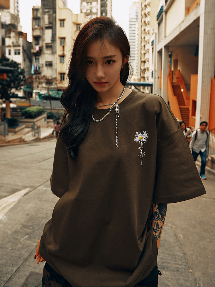 Daisy Print Short Sleeve T-Shirt for Men and Women - 2025 Summer American Streetwear, Trendy Couple Tee, Y2K Style Daisy Print Short Sleeve T-Shirt for Men and Women - 2025 Summer American Streetwear, Trendy Couple Tee, Y2K Style