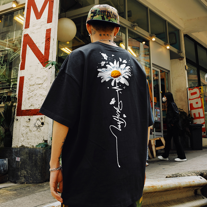 Daisy Print Short Sleeve T-Shirt for Men and Women - 2025 Summer American Streetwear, Trendy Couple Tee, Y2K Style Daisy Print Short Sleeve T-Shirt for Men and Women - 2025 Summer American Streetwear, Trendy Couple Tee, Y2K Style