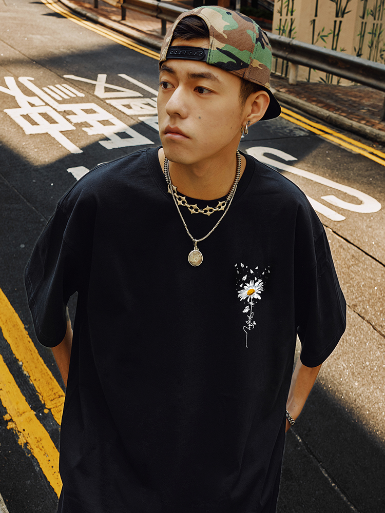 Daisy Print Short Sleeve T-Shirt for Men and Women - 2025 Summer American Streetwear, Trendy Couple Tee, Y2K Style Daisy Print Short Sleeve T-Shirt for Men and Women - 2025 Summer American Streetwear, Trendy Couple Tee, Y2K Style