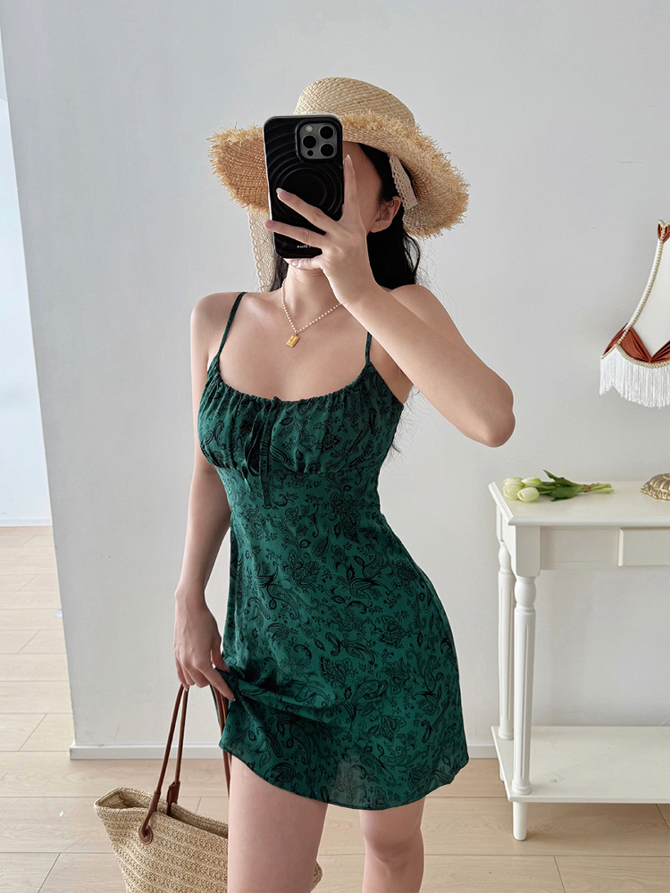 Dark Green Floral V-Neck Slimming Slip Dress for Women - Retro Vacation Style, Waist-Defining, Sensual 90s-Inspired Fashion Dark Green Floral V-Neck Slimming Slip Dress for Women - Retro Vacation Style, Waist-Defining, Sensual 90s-Inspired Fashion