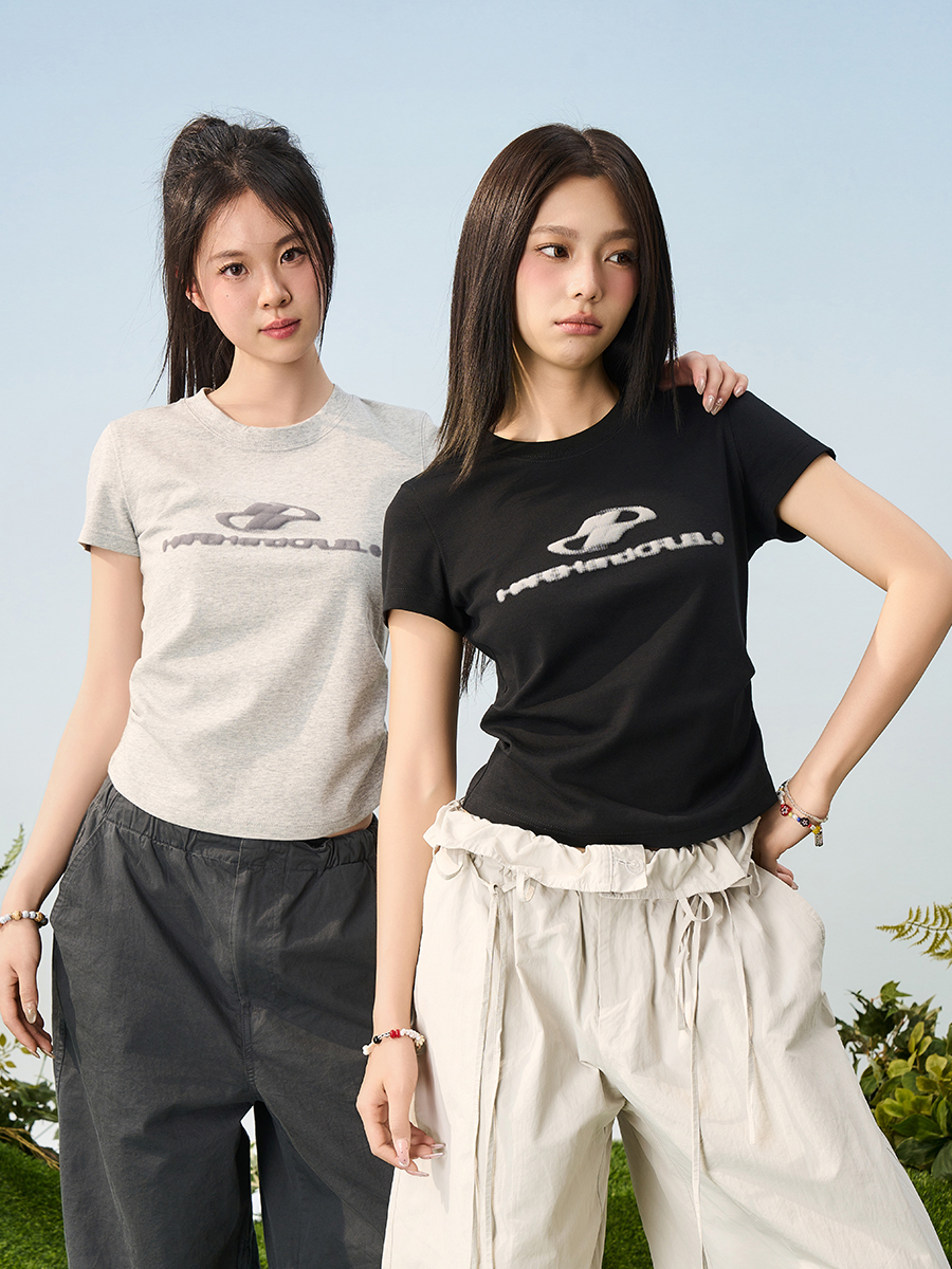 Elastic Knitted Logo Short-Sleeve Summer T-Shirt for Women - Slim Fit Casual Top, Perfect for 90s and Y2K Styles Elastic Knitted Logo Short-Sleeve Summer T-Shirt for Women - Slim Fit Casual Top, Perfect for 90s and Y2K Styles