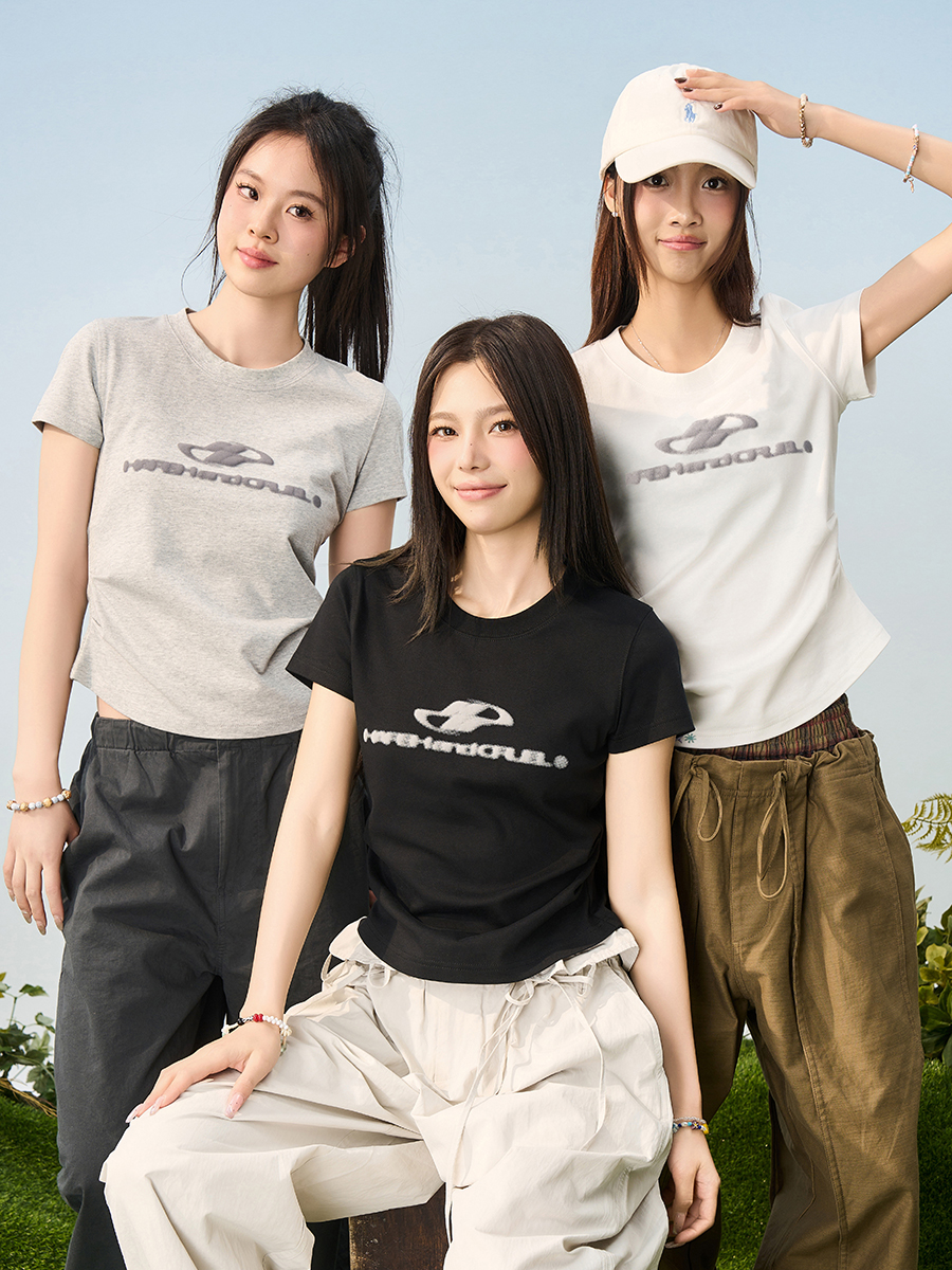 Elastic Knitted Logo Short-Sleeve Summer T-Shirt for Women - Slim Fit Casual Top, Perfect for 90s and Y2K Styles Elastic Knitted Logo Short-Sleeve Summer T-Shirt for Women - Slim Fit Casual Top, Perfect for 90s and Y2K Styles