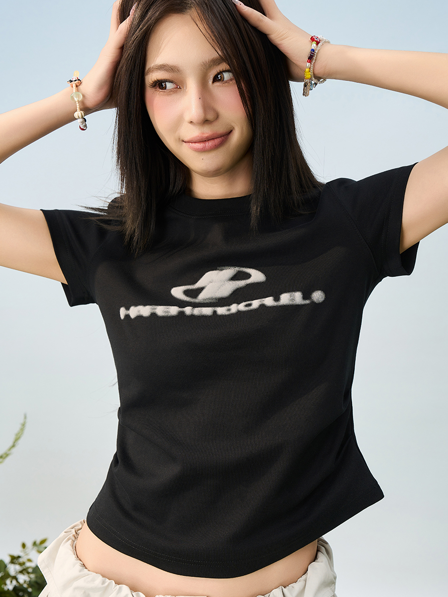 Elastic Knitted Logo Short-Sleeve Summer T-Shirt for Women - Slim Fit Casual Top, Perfect for 90s and Y2K Styles Elastic Knitted Logo Short-Sleeve Summer T-Shirt for Women - Slim Fit Casual Top, Perfect for 90s and Y2K Styles