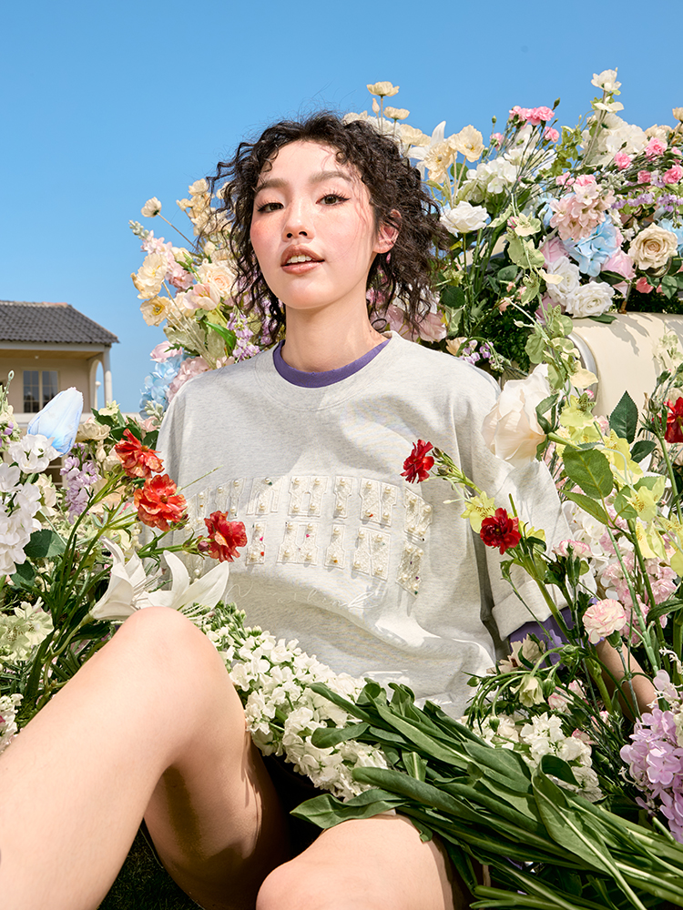 Embroidered Pearl Heavyweight Short Sleeve T-Shirt - Vintage American Style, Loose Fit, Unisex, Trendy Summer 2025 Fashion Embroidered Pearl Heavyweight Short Sleeve T-Shirt - Vintage American Style, Loose Fit, Unisex, Trendy Summer 2025 Fashion