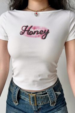 European and American Style Honey Print White Shoulder T-Shirt for Women, High-Waisted Slim Short-Sleeve Top, Y2K Fashion
