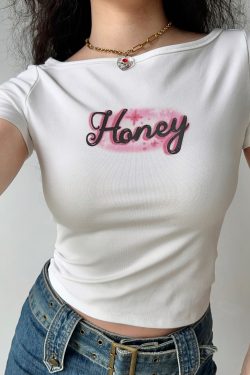 European and American Style Honey Print White Shoulder T-Shirt for Women, High-Waisted Slim Short-Sleeve Top, Y2K Fashion