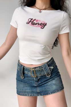 European and American Style Honey Print White Shoulder T-Shirt for Women, High-Waisted Slim Short-Sleeve Top, Y2K Fashion