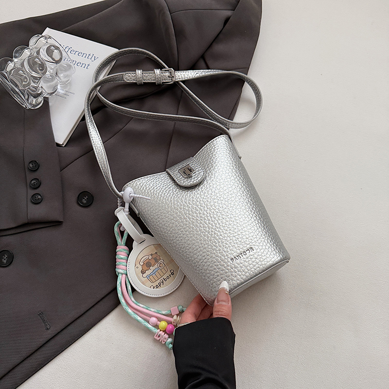 Exquisite Minimalist Bucket Bag - Trendy Crossbody Shoulder Bag for Summer 2025, Niche Fashion Personality Accessory Exquisite Minimalist Bucket Bag - Trendy Crossbody Shoulder Bag for Summer 2025, Niche Fashion Personality Accessory