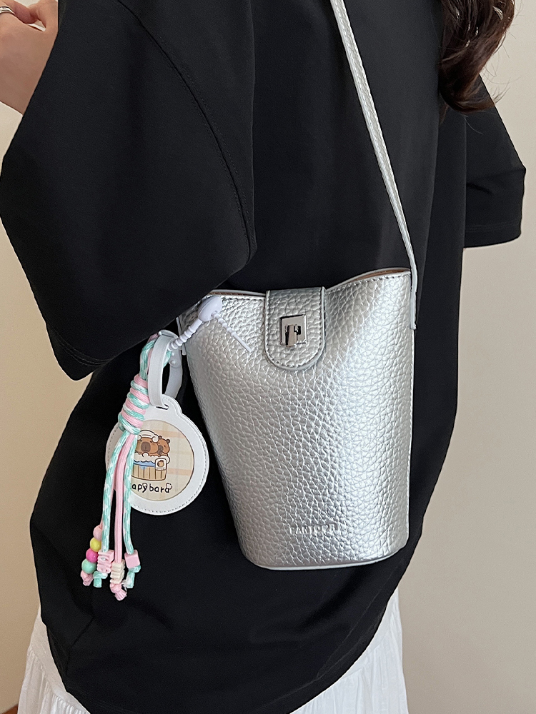 Exquisite Minimalist Bucket Bag - Trendy Crossbody Shoulder Bag for Summer 2025, Niche Fashion Personality Accessory Exquisite Minimalist Bucket Bag - Trendy Crossbody Shoulder Bag for Summer 2025, Niche Fashion Personality Accessory