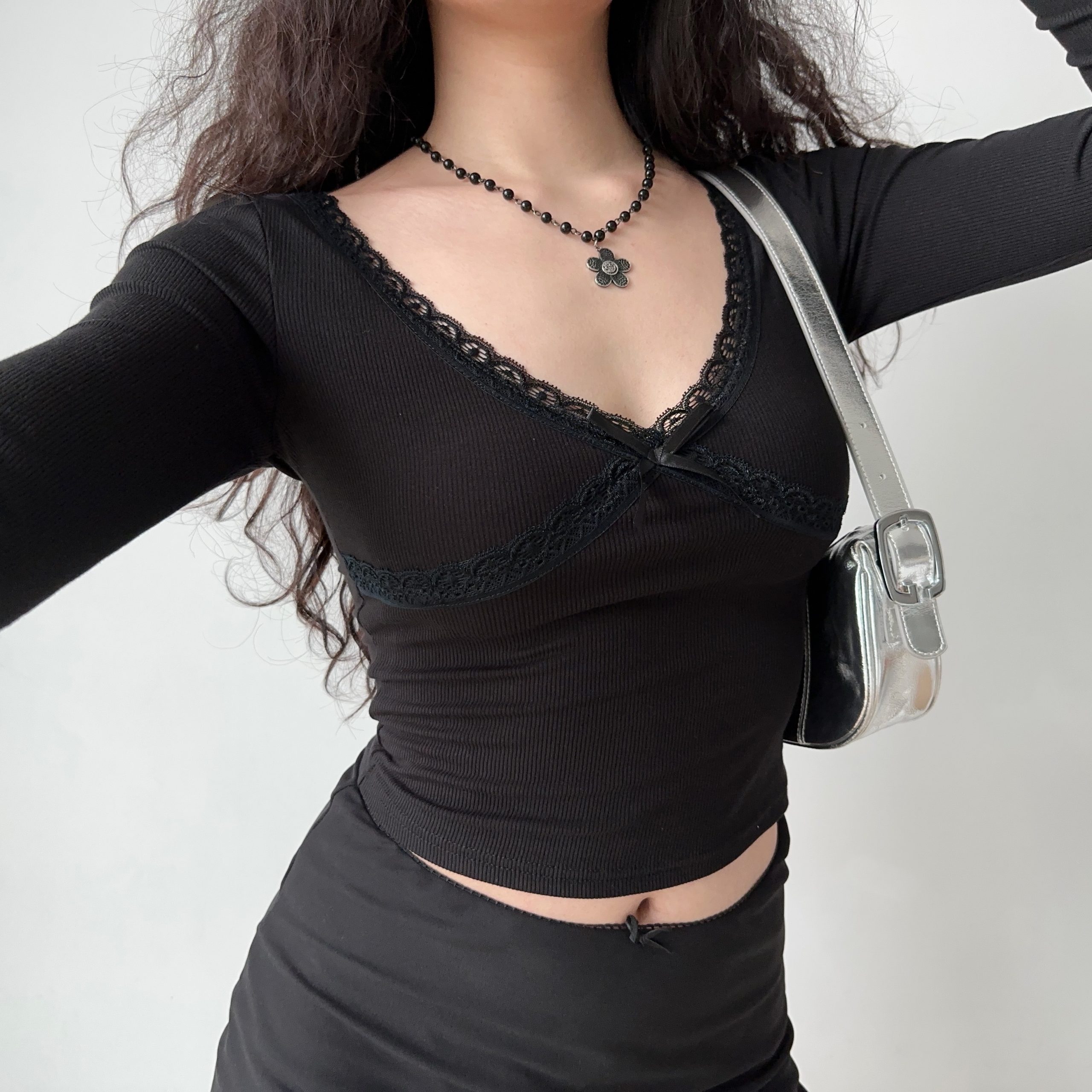 Fitted Black Lace Trim V-Neck Long Sleeve T-Shirt for Women - European & American Style, Slimming Short Top, Perfect for 90s & Y2K Fashion Fitted Black Lace Trim V-Neck Long Sleeve T-Shirt for Women - European & American Style, Slimming Short Top, Perfect for 90s & Y2K Fashion