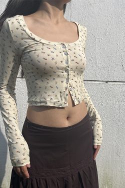 Flattering Slim Fit French Style T-Shirt for Women - Versatile Sweet and Spicy Design, Perfect for Y2K and Casual Looks