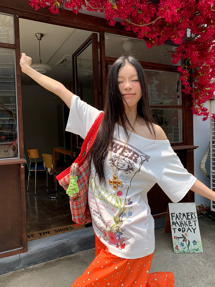 Floral Letter Print Off-Shoulder Short Sleeve T-Shirt for Women, Slim Fit Summer Top, American Style, Y2K Fashion Floral Letter Print Off-Shoulder Short Sleeve T-Shirt for Women, Slim Fit Summer Top, American Style, Y2K Fashion