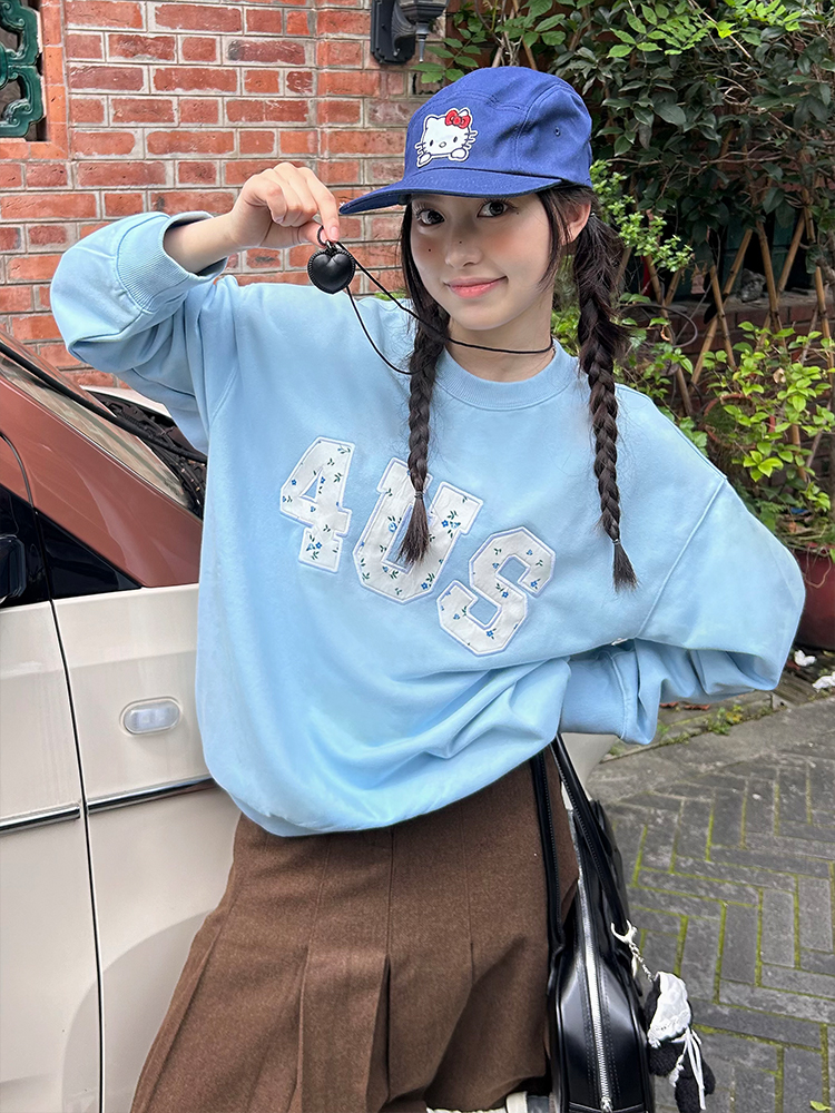 Floral Patch Embroidery Pullover Sweatshirt for Couples - Loose Fit Round Neck, Spring Autumn Style, National Trend Fashion Floral Patch Embroidery Pullover Sweatshirt for Couples - Loose Fit Round Neck, Spring Autumn Style, National Trend Fashion