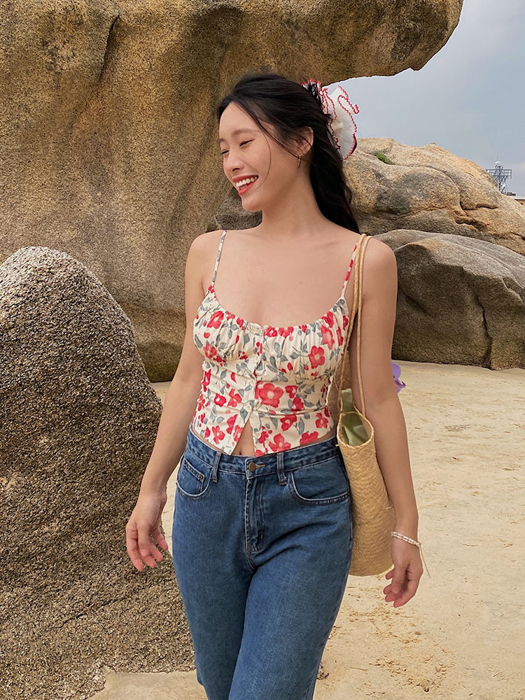 Floral Print Spaghetti Strap Dress, Slim Fit, Flattering French Style, Perfect for Summer, 90s Inspired Fashion Floral Print Spaghetti Strap Dress, Slim Fit, Flattering French Style, Perfect for Summer, 90s Inspired Fashion