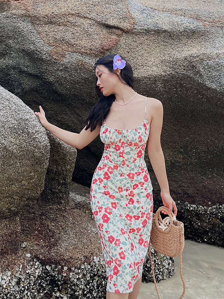 Floral Print Spaghetti Strap Dress, Slim Fit, Flattering French Style, Perfect for Summer, 90s Inspired Fashion Floral Print Spaghetti Strap Dress, Slim Fit, Flattering French Style, Perfect for Summer, 90s Inspired Fashion