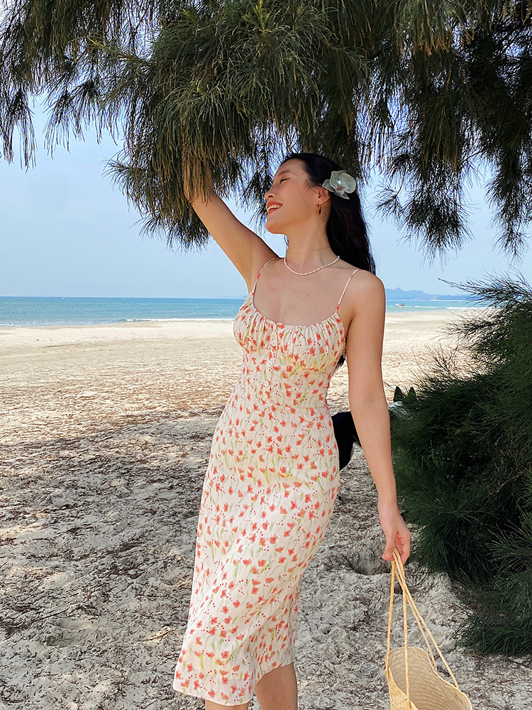 Floral Print Spaghetti Strap Dress, Slim Fit, Flattering French Style, Perfect for Summer, 90s Inspired Fashion Floral Print Spaghetti Strap Dress, Slim Fit, Flattering French Style, Perfect for Summer, 90s Inspired Fashion