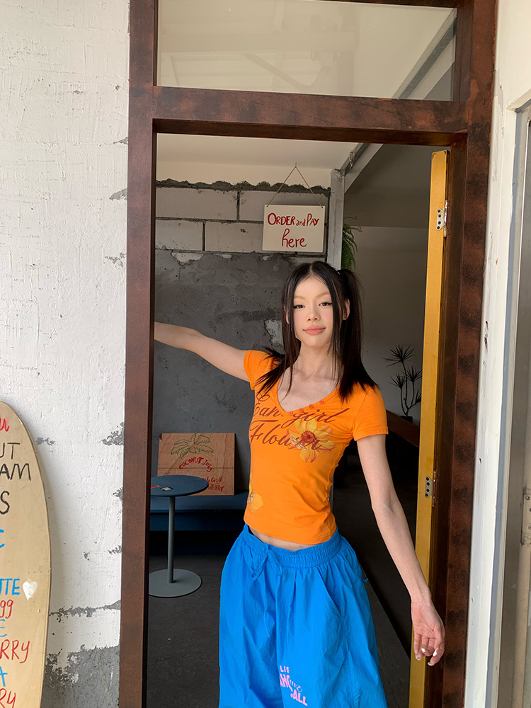 Floral Print V-Neck Short Sleeve T-Shirt for Women - Summer Slim Fit Trendy Top in 90s Style Floral Print V-Neck Short Sleeve T-Shirt for Women - Summer Slim Fit Trendy Top in 90s Style