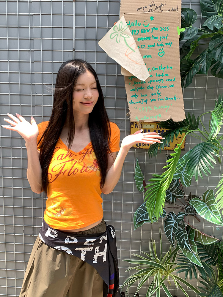 Floral Print V-Neck Short Sleeve T-Shirt for Women - Summer Slim Fit Trendy Top in 90s Style Floral Print V-Neck Short Sleeve T-Shirt for Women - Summer Slim Fit Trendy Top in 90s Style