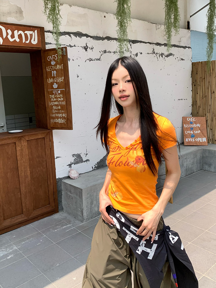 Floral Print V-Neck Short Sleeve T-Shirt for Women - Summer Slim Fit Trendy Top in 90s Style Floral Print V-Neck Short Sleeve T-Shirt for Women - Summer Slim Fit Trendy Top in 90s Style