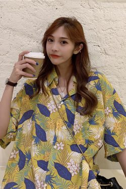 Floral Short-Sleeve Hawaiian Shirt for Women - Retro Vacation Beach Top in Hong Kong Style, Perfect for Summer and Travel