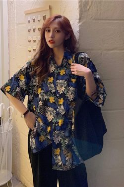 Floral Short-Sleeve Hawaiian Shirt for Women - Retro Vacation Beach Top in Hong Kong Style, Perfect for Summer and Travel