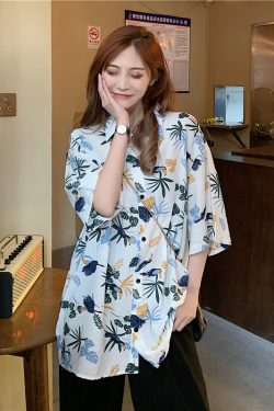 Floral Short-Sleeve Hawaiian Shirt for Women - Retro Vacation Beach Top in Hong Kong Style, Perfect for Summer and Travel