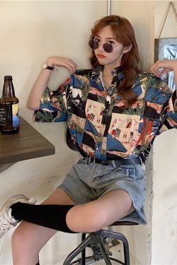 Floral Short-Sleeve Hawaiian Shirt for Women - Retro Vacation Beach Top in Hong Kong Style, Perfect for Summer and Travel
