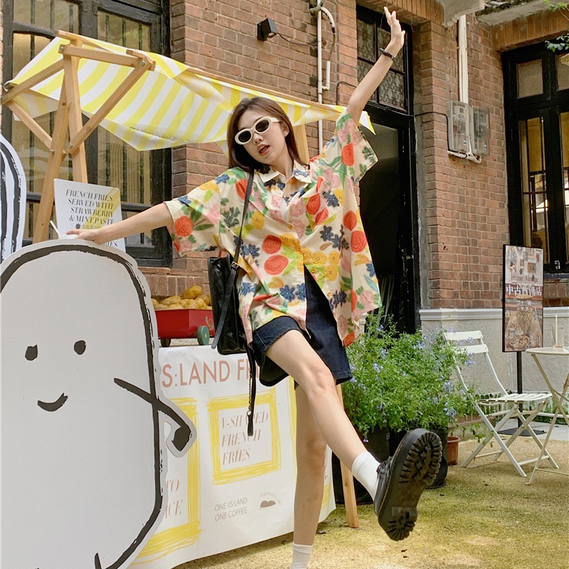 Floral Short-Sleeve Shirt for Girls, Hawaiian Vacation Beach Top, Retro Hong Kong Style Loose Fit, Summer Fashion Essential Floral Short-Sleeve Shirt for Girls, Hawaiian Vacation Beach Top, Retro Hong Kong Style Loose Fit, Summer Fashion Essential