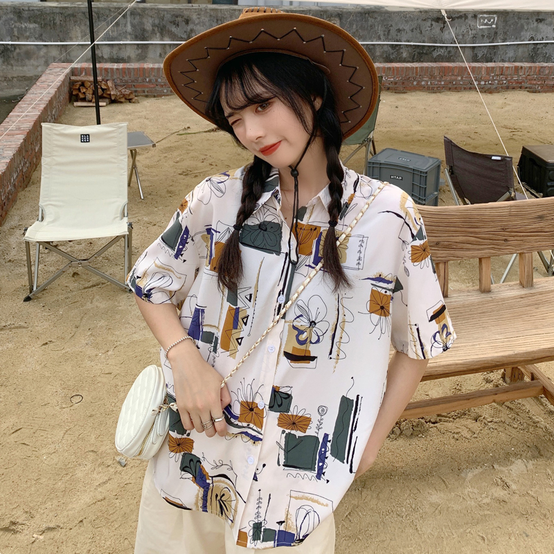 Floral Short Sleeve Shirt for Women - Hawaiian Beach Top, Retro Hong Kong Style, Loose Fit, Summer Fashion Essential Floral Short Sleeve Shirt for Women - Hawaiian Beach Top, Retro Hong Kong Style, Loose Fit, Summer Fashion Essential