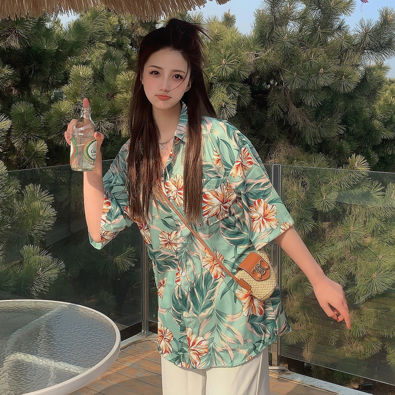 Floral Short-Sleeve Shirt for Women - Retro Hawaiian Style Loose Top for Beach Vacation, Y2K Inspired Fashion Floral Short-Sleeve Shirt for Women - Retro Hawaiian Style Loose Top for Beach Vacation, Y2K Inspired Fashion