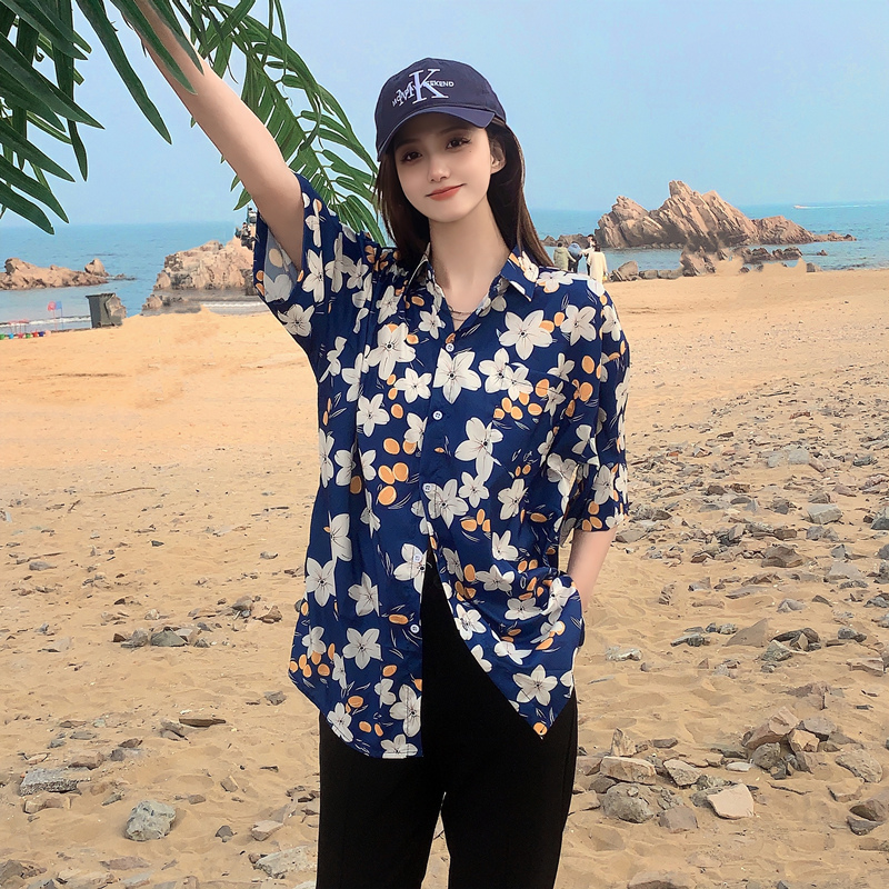 Floral Short-Sleeve Shirt for Women - Retro Hawaiian Style Loose Top for Beach Vacation, Y2K Inspired Fashion Floral Short-Sleeve Shirt for Women - Retro Hawaiian Style Loose Top for Beach Vacation, Y2K Inspired Fashion