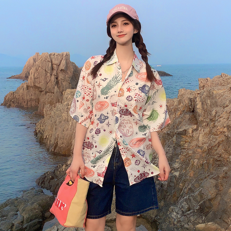 Floral Short-Sleeve Shirt for Women - Retro Hawaiian Style Loose Top for Beach Vacation, Y2K Inspired Fashion Floral Short-Sleeve Shirt for Women - Retro Hawaiian Style Loose Top for Beach Vacation, Y2K Inspired Fashion