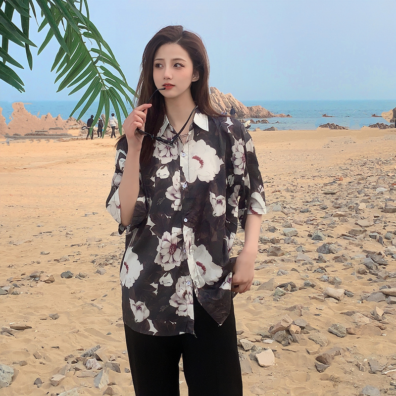 Floral Short-Sleeve Shirt for Women - Retro Hawaiian Style Loose Top for Beach Vacation, Y2K Inspired Fashion Floral Short-Sleeve Shirt for Women - Retro Hawaiian Style Loose Top for Beach Vacation, Y2K Inspired Fashion