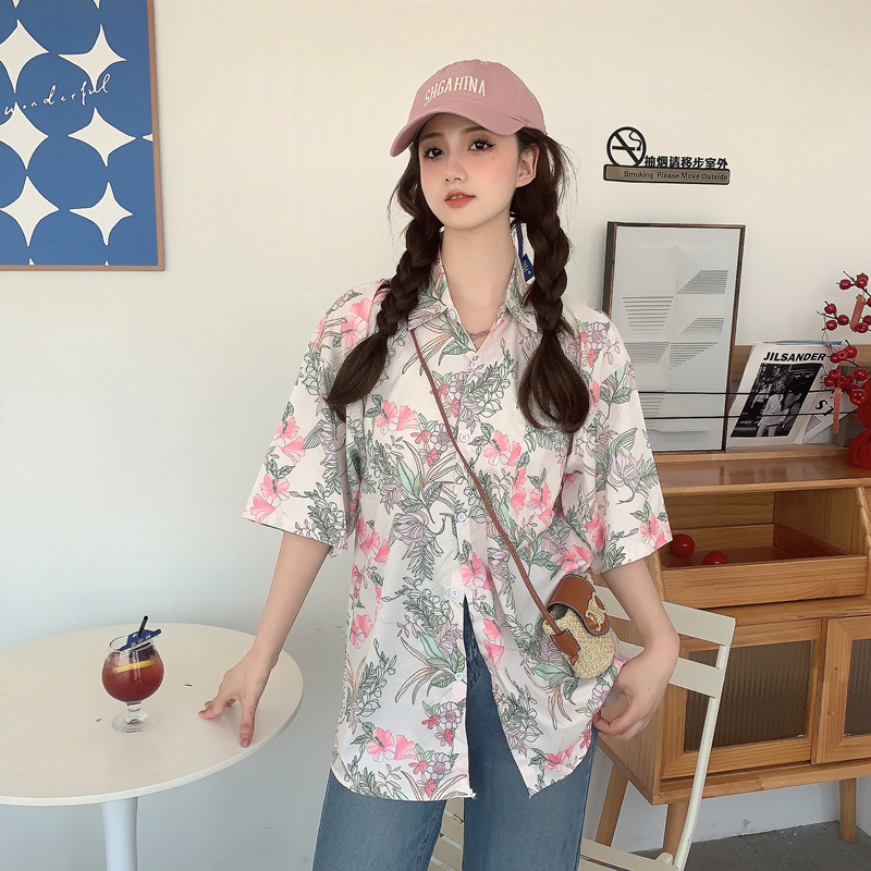 Floral Short-Sleeve Shirt for Women - Retro Hawaiian Style Loose Top for Beach Vacation, Y2K Inspired Fashion Floral Short-Sleeve Shirt for Women - Retro Hawaiian Style Loose Top for Beach Vacation, Y2K Inspired Fashion