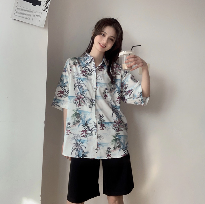 Floral Short-Sleeve Shirt for Women - Retro Hawaiian Style Loose Top for Beach Vacation, Y2K Inspired Fashion Floral Short-Sleeve Shirt for Women - Retro Hawaiian Style Loose Top for Beach Vacation, Y2K Inspired Fashion