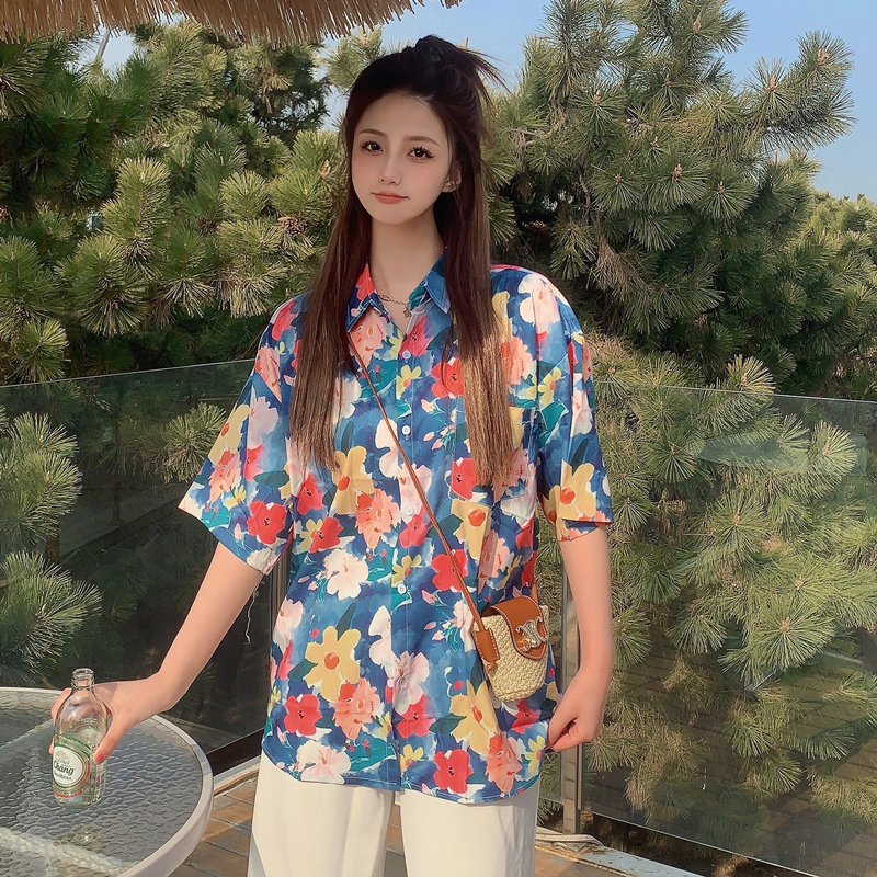 Floral Short-Sleeve Shirt for Women - Retro Hawaiian Style Loose Top for Beach Vacation, Y2K Inspired Fashion Floral Short-Sleeve Shirt for Women - Retro Hawaiian Style Loose Top for Beach Vacation, Y2K Inspired Fashion