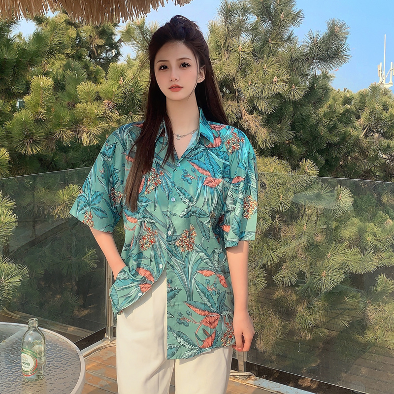 Floral Short-Sleeve Shirt for Women - Retro Hawaiian Style Loose Top for Beach Vacation, Y2K Inspired Fashion Floral Short-Sleeve Shirt for Women - Retro Hawaiian Style Loose Top for Beach Vacation, Y2K Inspired Fashion