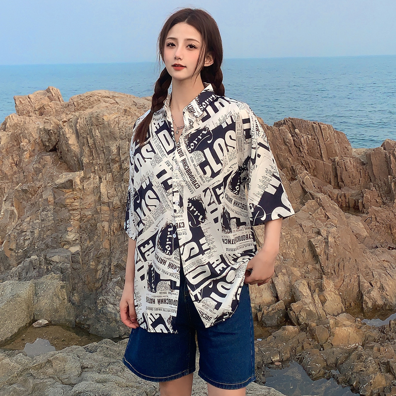 Floral Short-Sleeve Shirt for Women - Retro Hawaiian Style Loose Top for Beach Vacation, Y2K Inspired Fashion Floral Short-Sleeve Shirt for Women - Retro Hawaiian Style Loose Top for Beach Vacation, Y2K Inspired Fashion