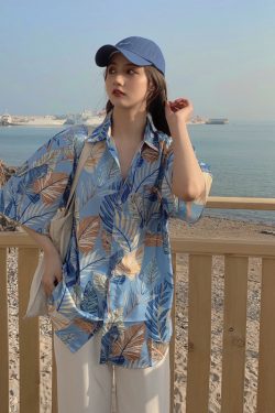 Floral Short-Sleeve Shirt for Women - Retro Hawaiian Style Loose Top for Beach Vacation, Y2K Inspired Fashion