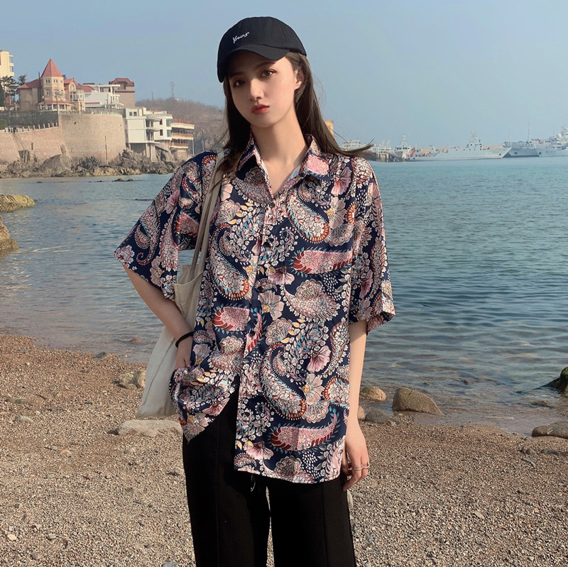 Floral Short-Sleeve Shirt for Women - Retro Hawaiian Style Loose Top for Beach Vacation, Y2K Inspired Fashion Floral Short-Sleeve Shirt for Women - Retro Hawaiian Style Loose Top for Beach Vacation, Y2K Inspired Fashion