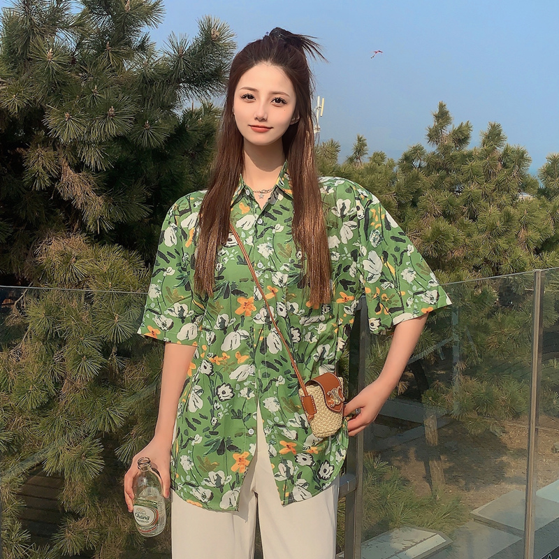 Floral Short-Sleeve Shirt for Women - Retro Hawaiian Style Loose Top for Beach Vacation, Y2K Inspired Fashion Floral Short-Sleeve Shirt for Women - Retro Hawaiian Style Loose Top for Beach Vacation, Y2K Inspired Fashion